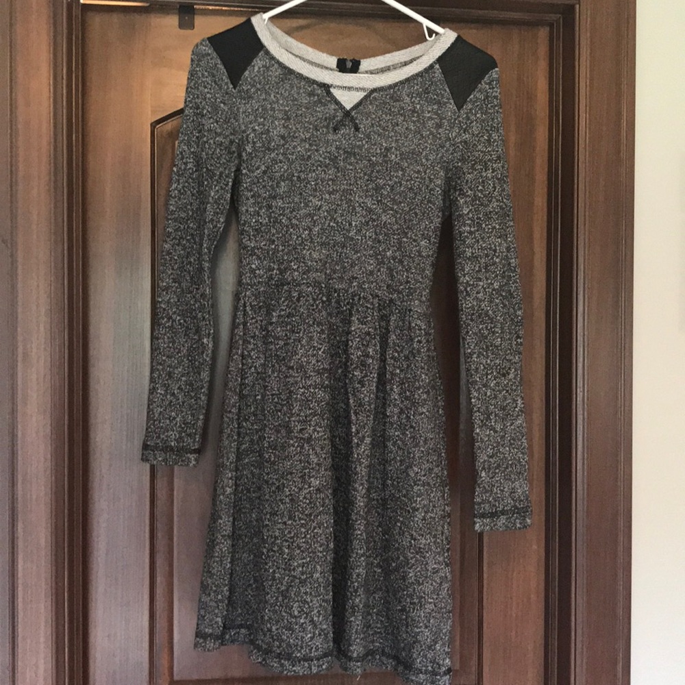 Long sleeve short black dress